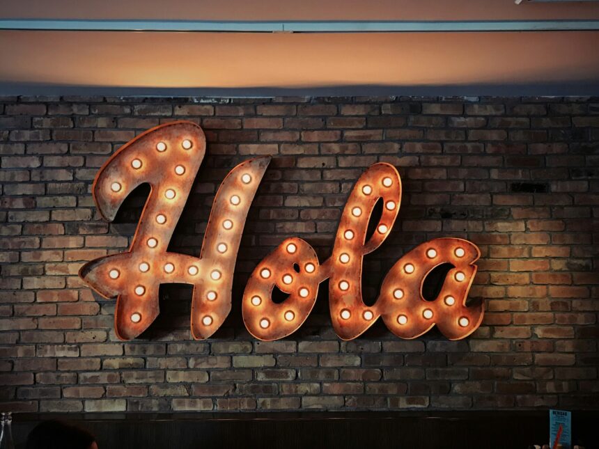 Neon sign that reads "Hola"
